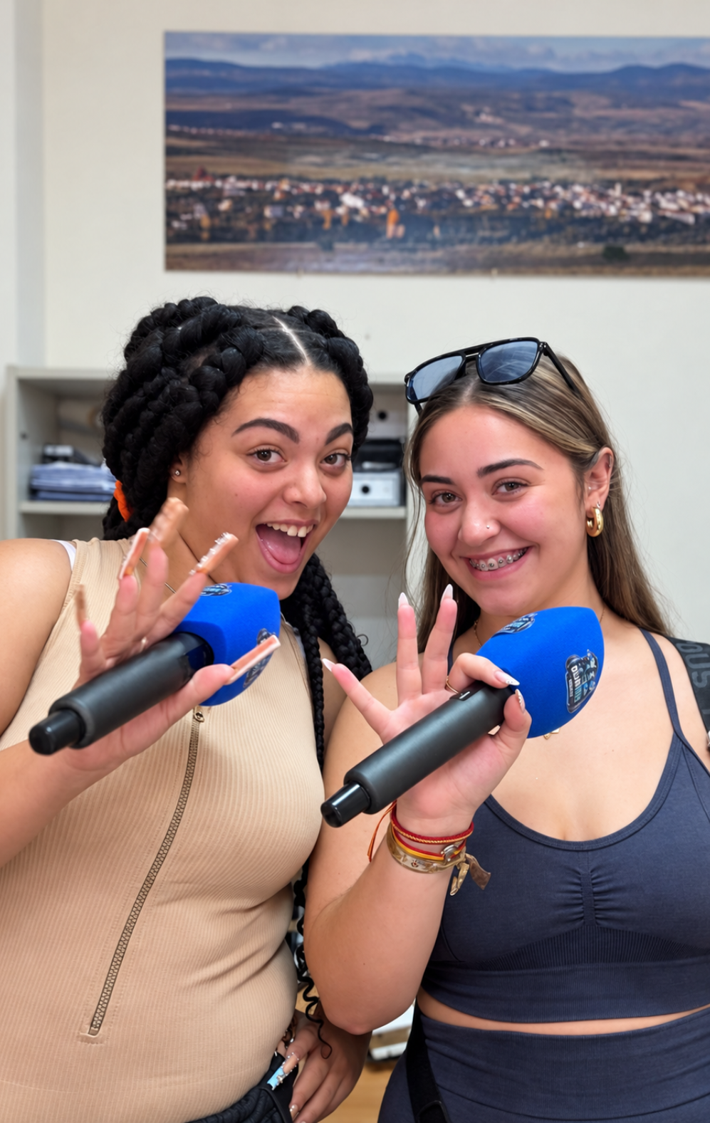 Jóvenes de Radio Dílar Vive con micrófonos