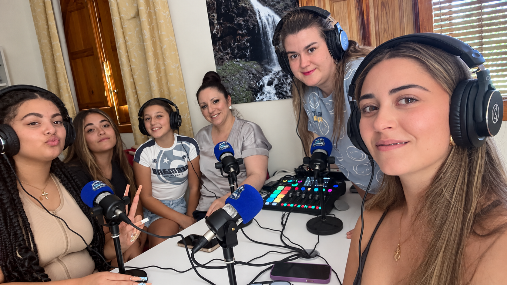Equipo de Radio Dílar Vive reunido en el estudio