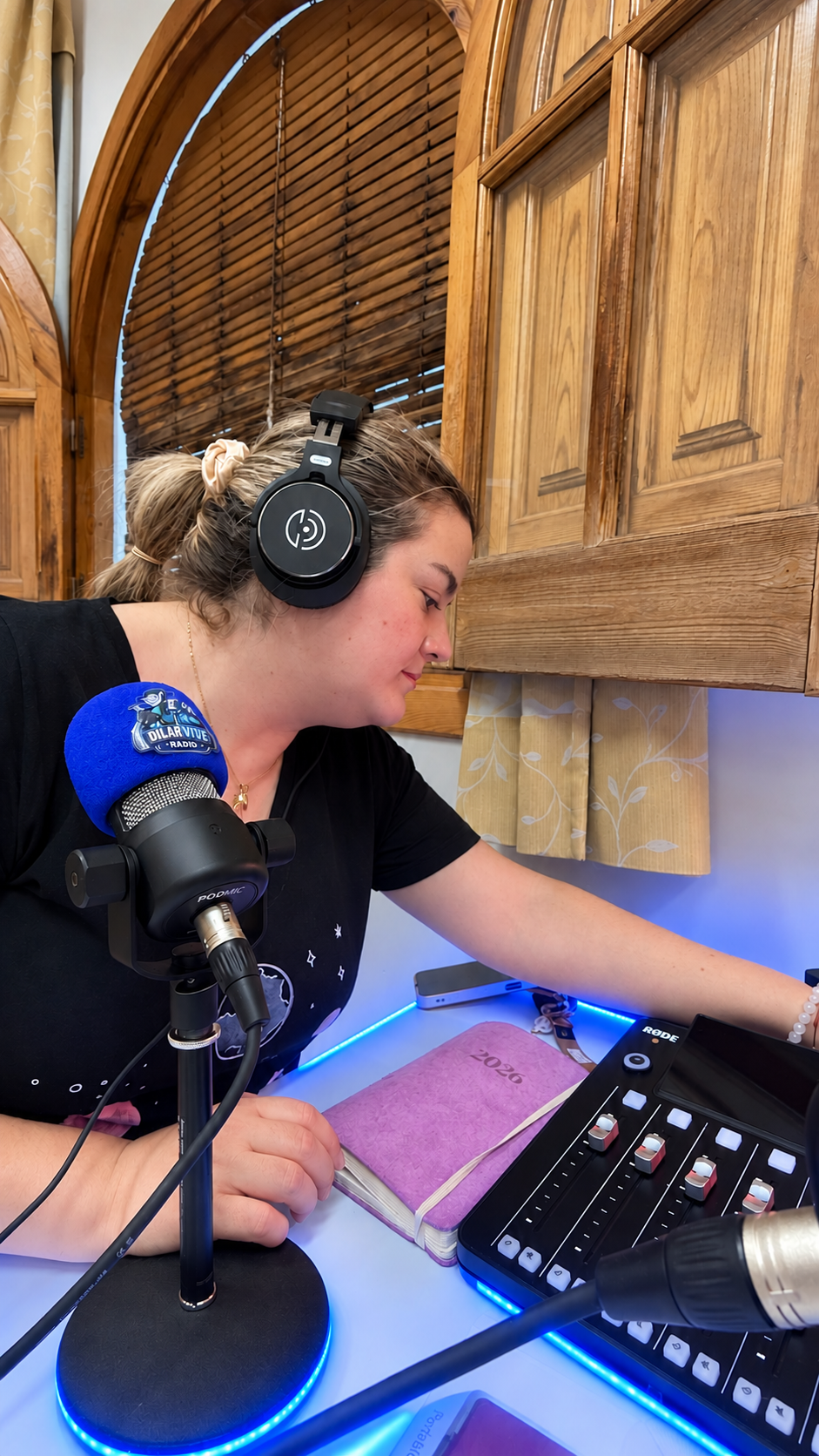 Participante ajustando la mesa de mezclas en el estudio de Radio Dílar Vive