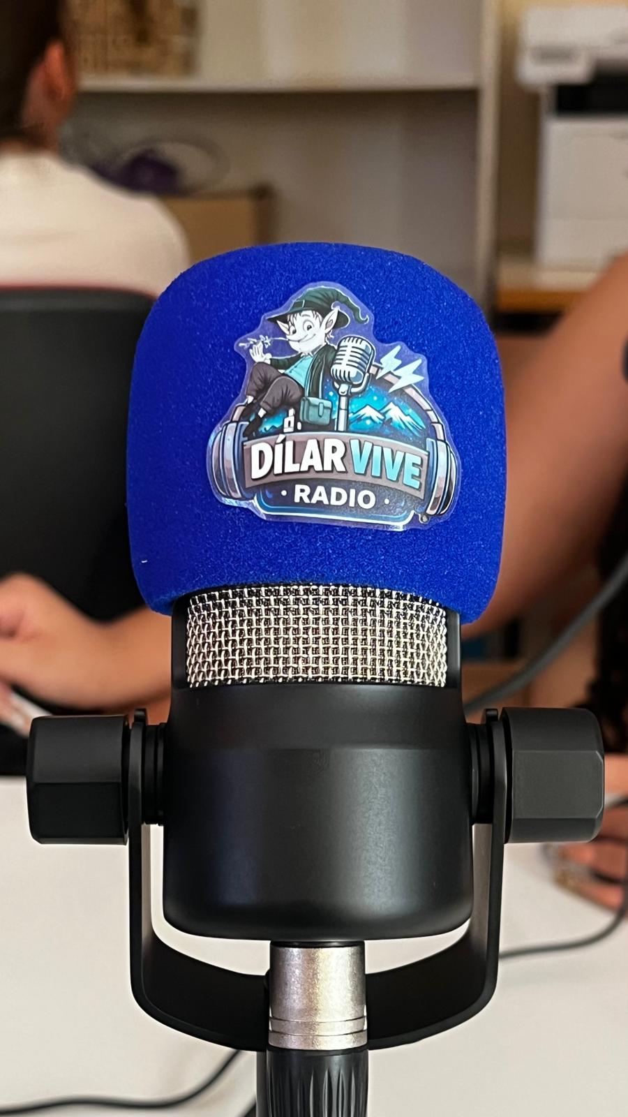 Micrófono con la identidad de Radio Dílar Vive