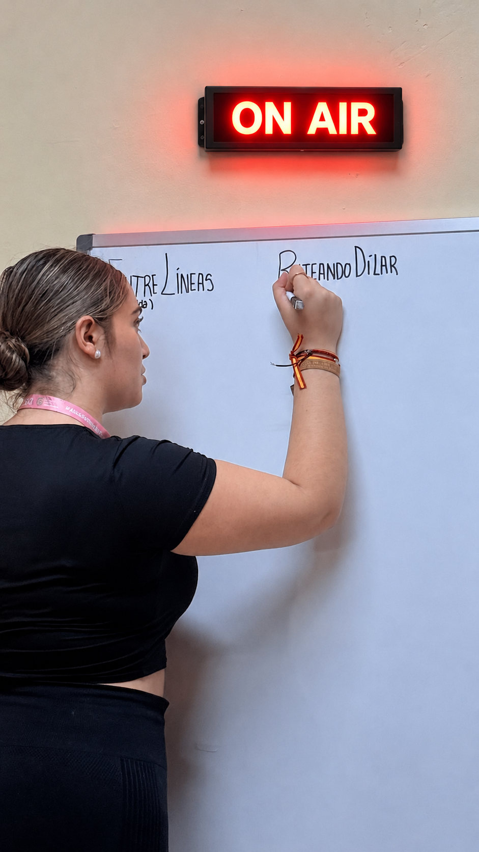Joven preparando la programación de Radio Dílar Vive en el estudio